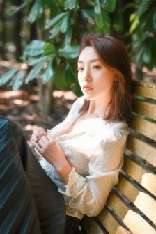 两片肥厚乌黑的陰唇